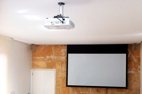 Soporte para videoproyector industrial en el techo