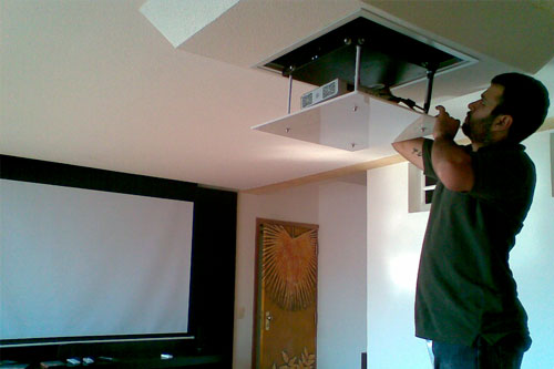 Instalacion de soportes para videoproyectores en el techo