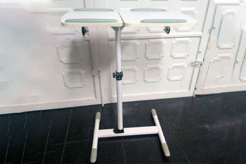 Pedestal de piso con ruedas para el transporte de videobeam y laptop