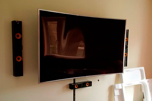 Instalacion de televisor pantalla curva con teatro en casa