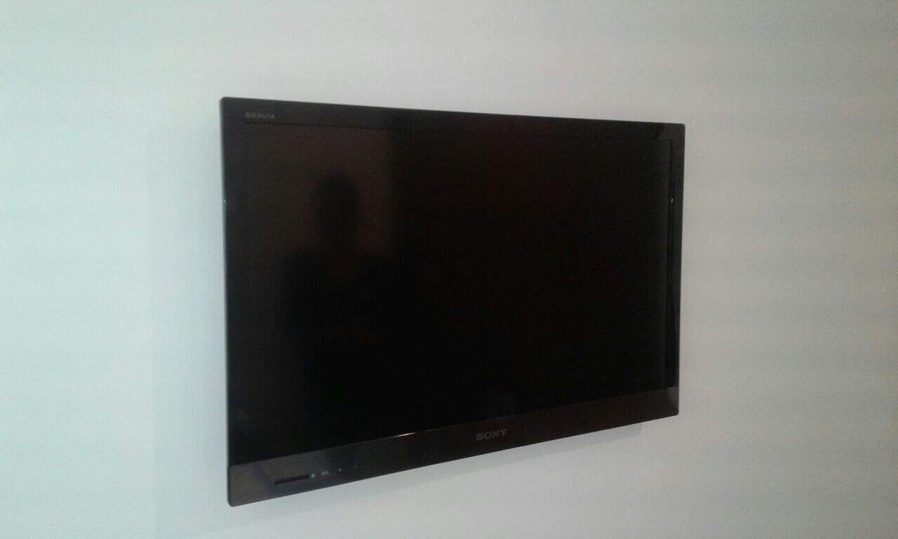 Soporte de pared instalado en televisor smartv 