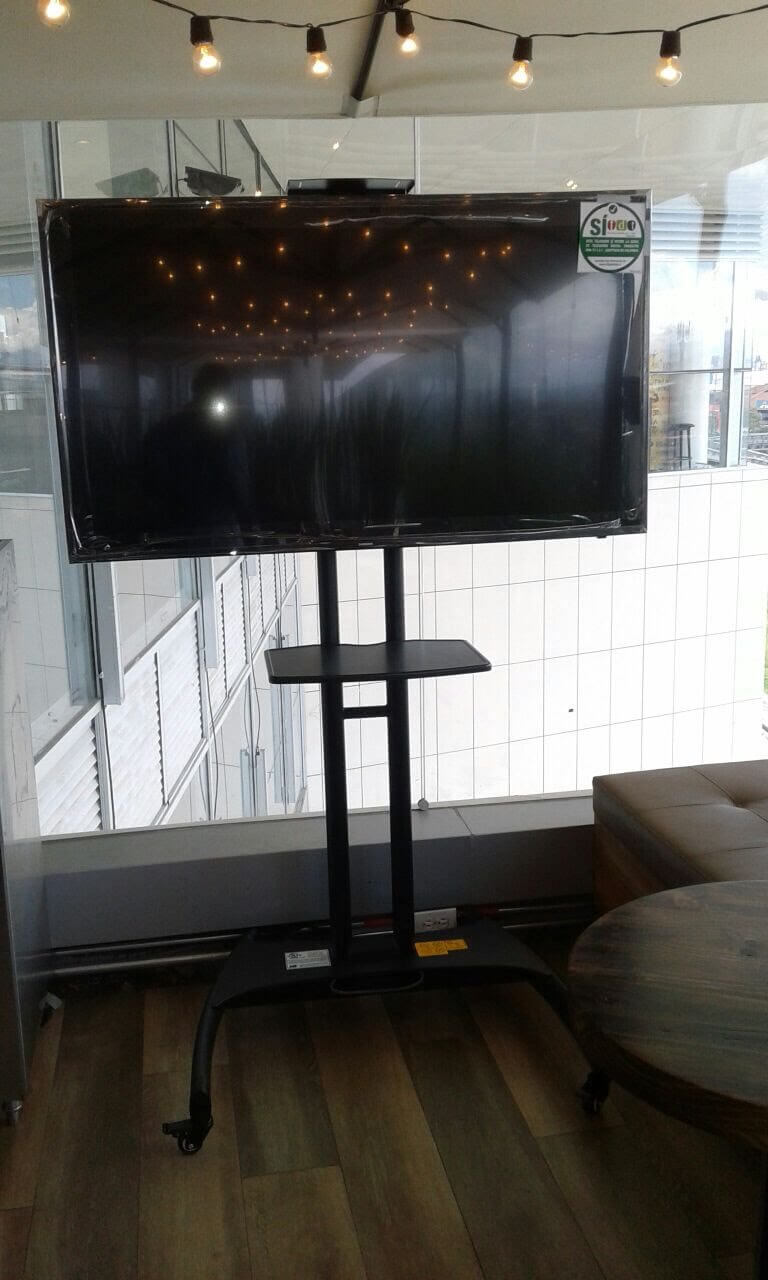 Instalacion de soporte para televisor con base movil en Colombia