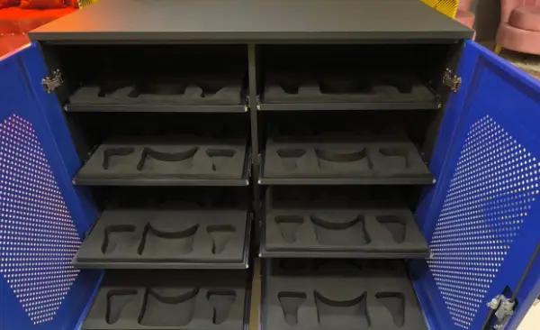 Mueble-para-la-organizacion-y-carga-de-gafas-de-realidad-virtual