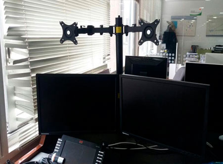Soporte fijo de mesa con brazos retractiles para 4 monitores
