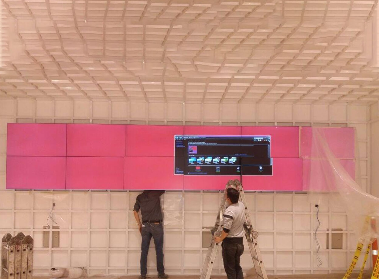 Funcionamiento de 12 pantallas para videowall en la pared