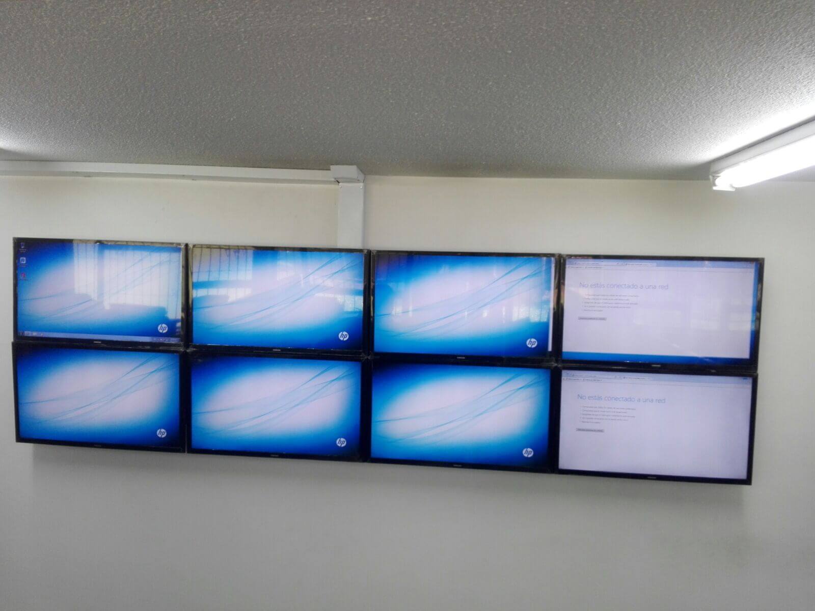 Montaje de 8 televisores en soporte videowall con televisores samsung