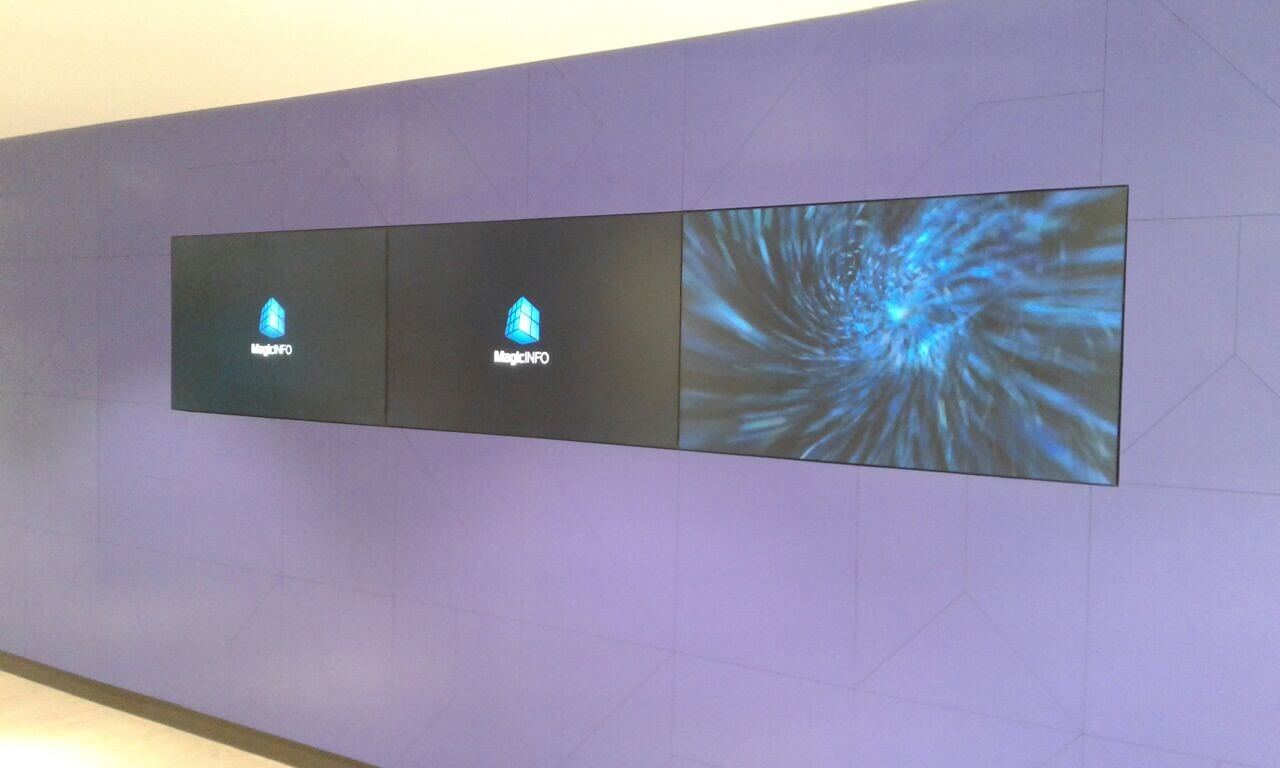 Videowall para tres pantallas ancladas a la pared