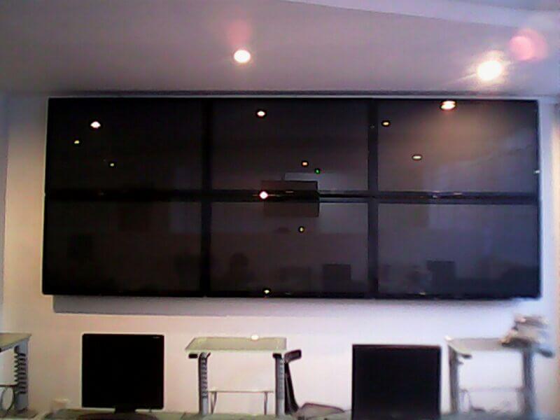 Montaje de videowall en pared para tres pantallas
