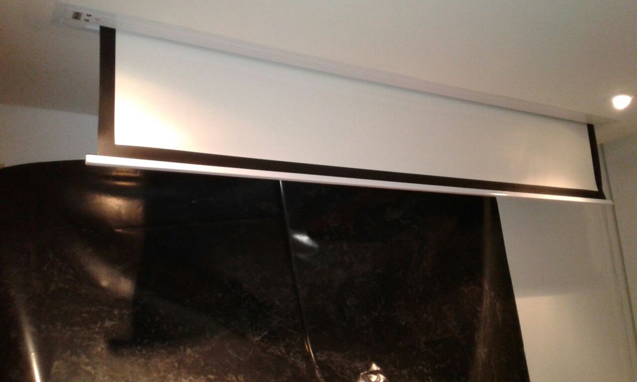 Telon de proyeccion dentro de techo de drywall