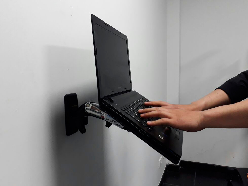 Soporte de pared para ordenador portátil con brazo articulado