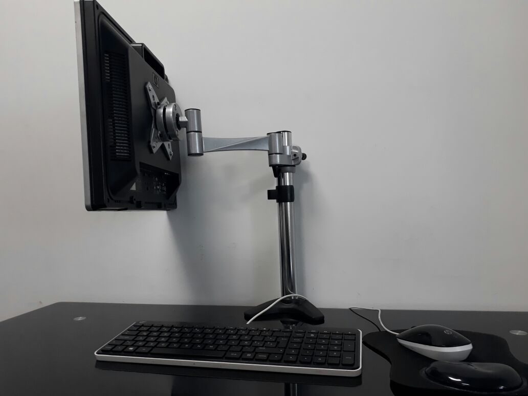 Soporte cromado para monitor de ordenador tipo escritorio