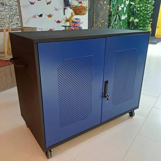mueble fabricado en lamina acero par almacenar gafas de realidad virtual
